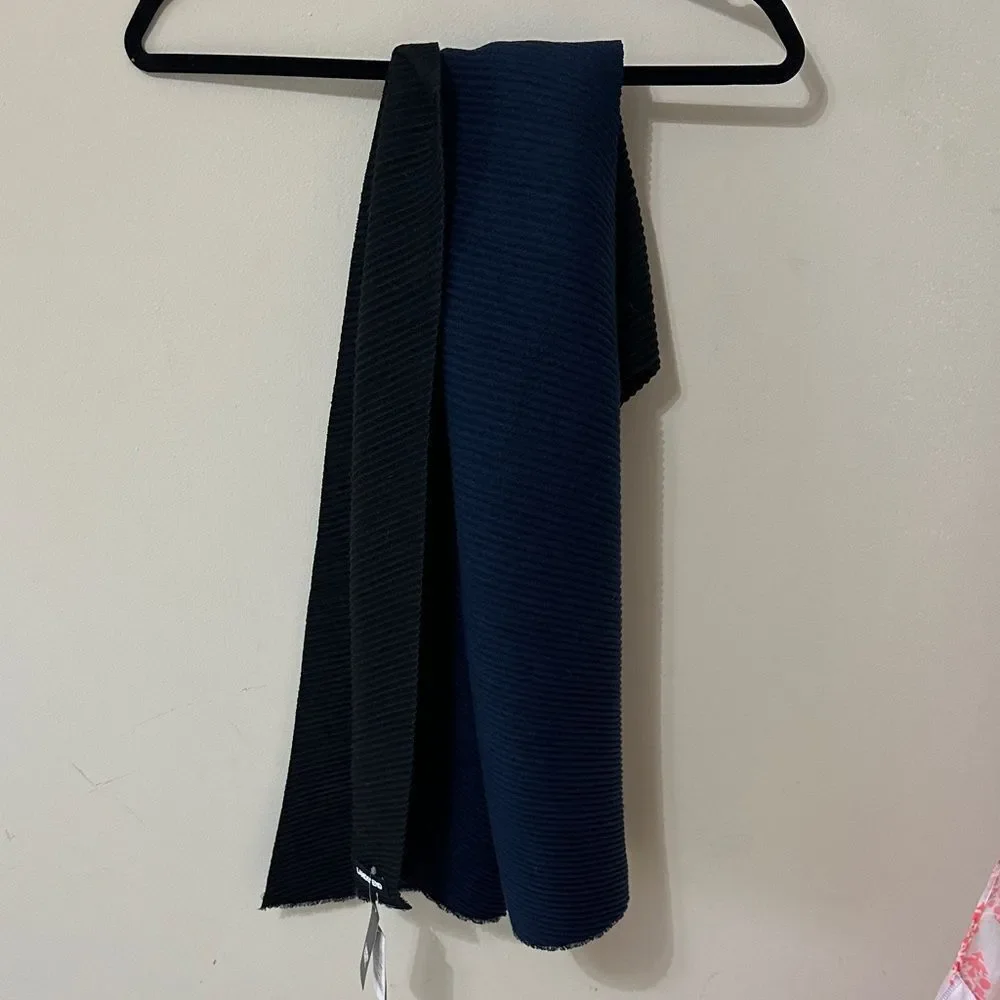 NWT Lands' End Reversible Ribbed Oblong Scarf in Navy and Black